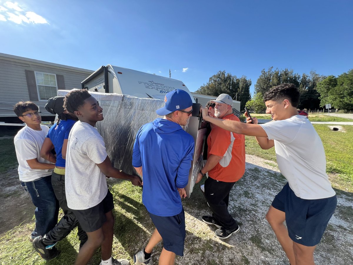 Coachsmothers16's tweet image. Wildcats serve! An awesome group came together to help move a family's things today... This is what it's about. 💪 
#selfless #family