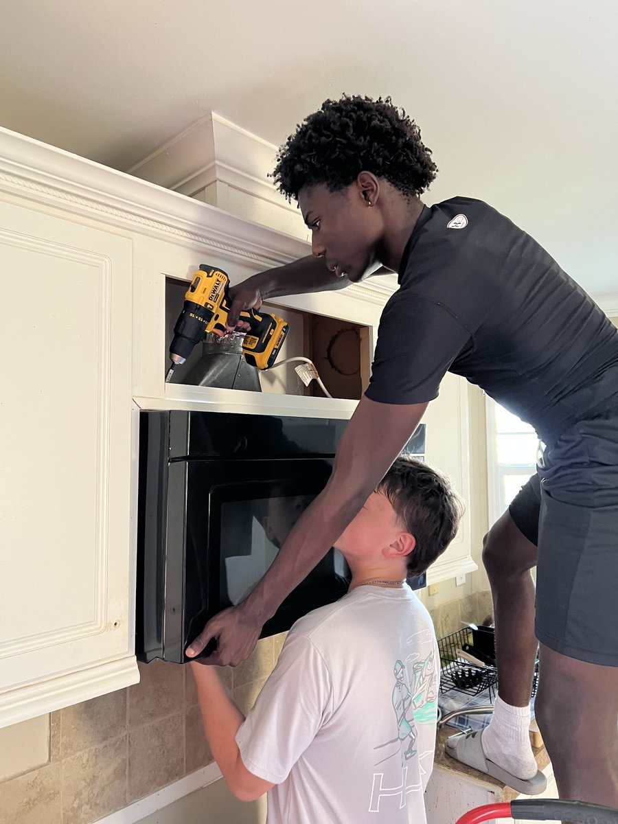 Coachsmothers16's tweet image. Wildcats serve! An awesome group came together to help move a family's things today... This is what it's about. 💪 
#selfless #family