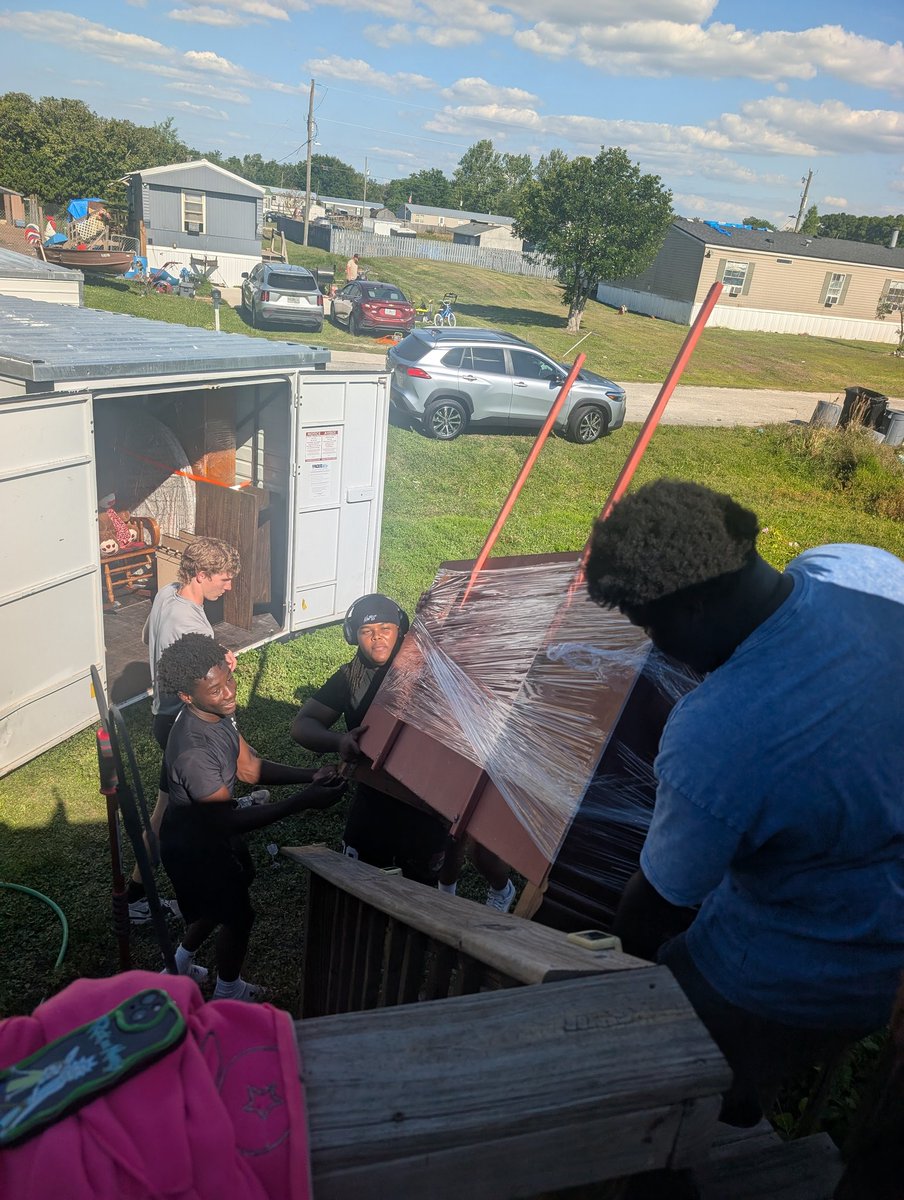 Coachsmothers16's tweet image. Wildcats serve! An awesome group came together to help move a family's things today... This is what it's about. 💪 
#selfless #family