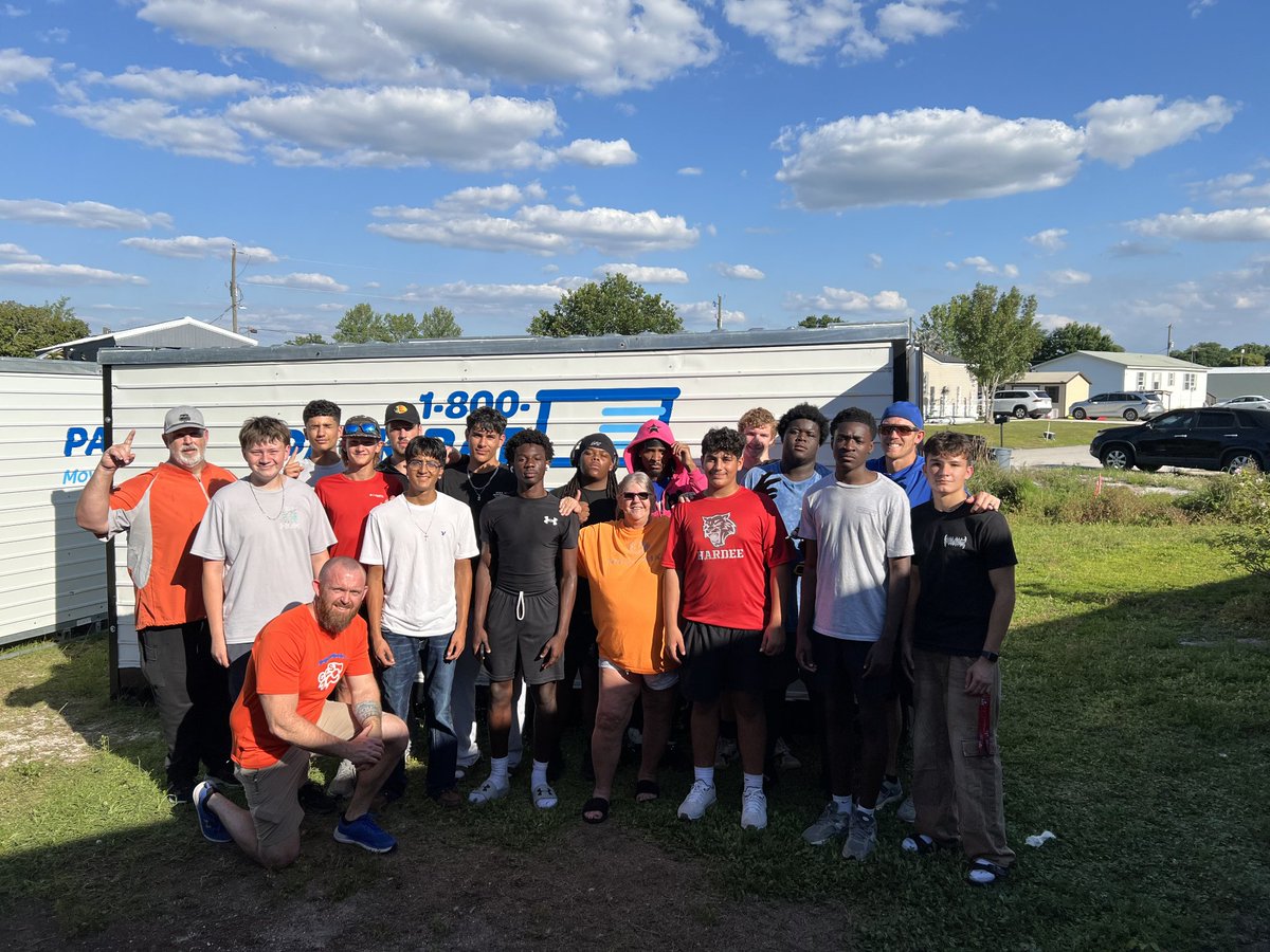 Coachsmothers16's tweet image. Wildcats serve! An awesome group came together to help move a family's things today... This is what it's about. 💪 
#selfless #family