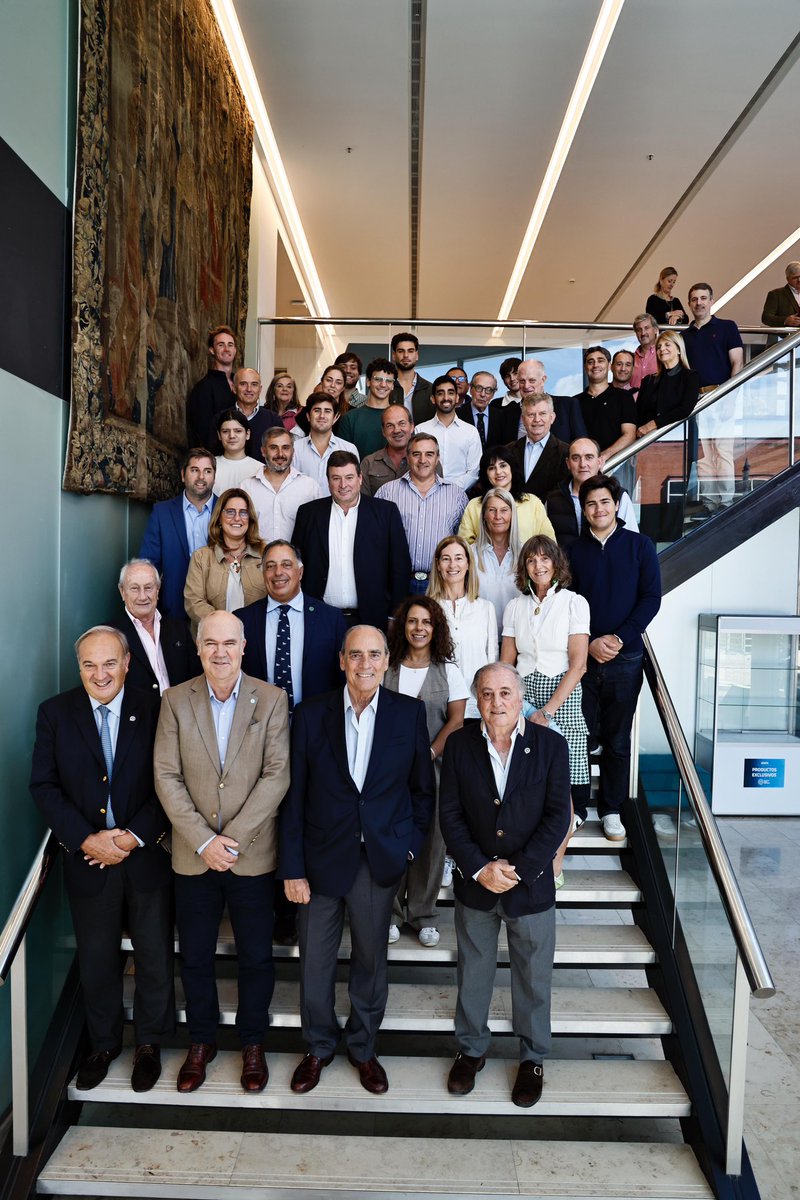 SociedadRural's tweet photo. Comenzó el Programa de Formación Dirigencial 2026 del Centro de Estudios e Investigación para la Dirigencia Agroindustrial #CEIDA, el espacio de formación de dirigentes de la Sociedad Rural Argentina.
En el marco de los 160 años de la entidad, el programa inicia una nueva etapa con su relanzamiento y una alianza estratégica con la Universidad Austral @UnivAustral, reconocida por su excelencia académica en agronegocios. Esta evolución permite potenciar aún más la calidad formativa, incorporando nuevas metodologías y contenidos, así como duplicar la cantidad de alumnos inscriptos.
El acto inaugural contó con la presencia de Guillermo Francos, ex Jefe de Gabinete de Ministros de la Nación, quien compartió su mirada sobre el presente y el futuro de la Argentina. También participaron el Secretario de Agricultura y egresado del CEIDA, Sergio Iraeta, y la diputada nacional Alicia Fregonese.
La bienvenida estuvo a cargo del Secretario de la Sociedad Rural Argentina, Carlos Odriozola, y del Director de la entidad, Mario Gramisu, quien destacó la misión del Centro de Formación Dirigencial: “El CEIDA se propone como un ámbito donde se formen líderes con visión, valores y capacidad de acción. Dirigentes que comprendan la complejidad del sector, que sepan dialogar con otros actores, que puedan representar intereses con responsabilidad y construir consensos duraderos”.
Gramisu también resaltó el compromiso de la Comisión Directiva y de todo el personal de la SRA en la puesta en valor del CEIDA: “Se realizó un gran esfuerzo en sostener al CEIDA, con la convicción de transformarlo, actualizarlo, modernizarlo y proyectarlo al futuro”, afirmó.
Invitamos a todos los socios a seguir acompañando y promoviendo este espacio, que continúa siendo fundamental para el desarrollo de una dirigencia sólida, preparada y comprometida con el futuro del agro argentino.