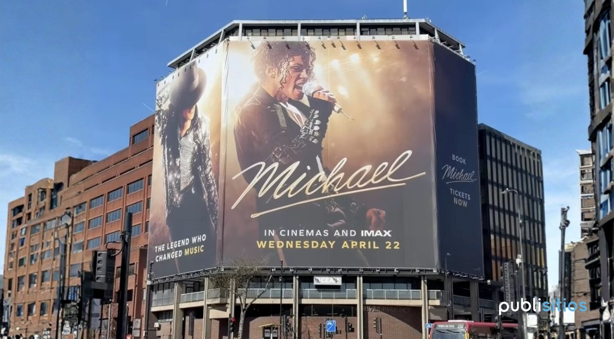 Este billboard no solo muestra a Michael… se mueve. 🕺

Bailarines en vivo + DJ convierten el OOH en performance.

#OOH #Experiencial #MichaelJackson #Publicidad
