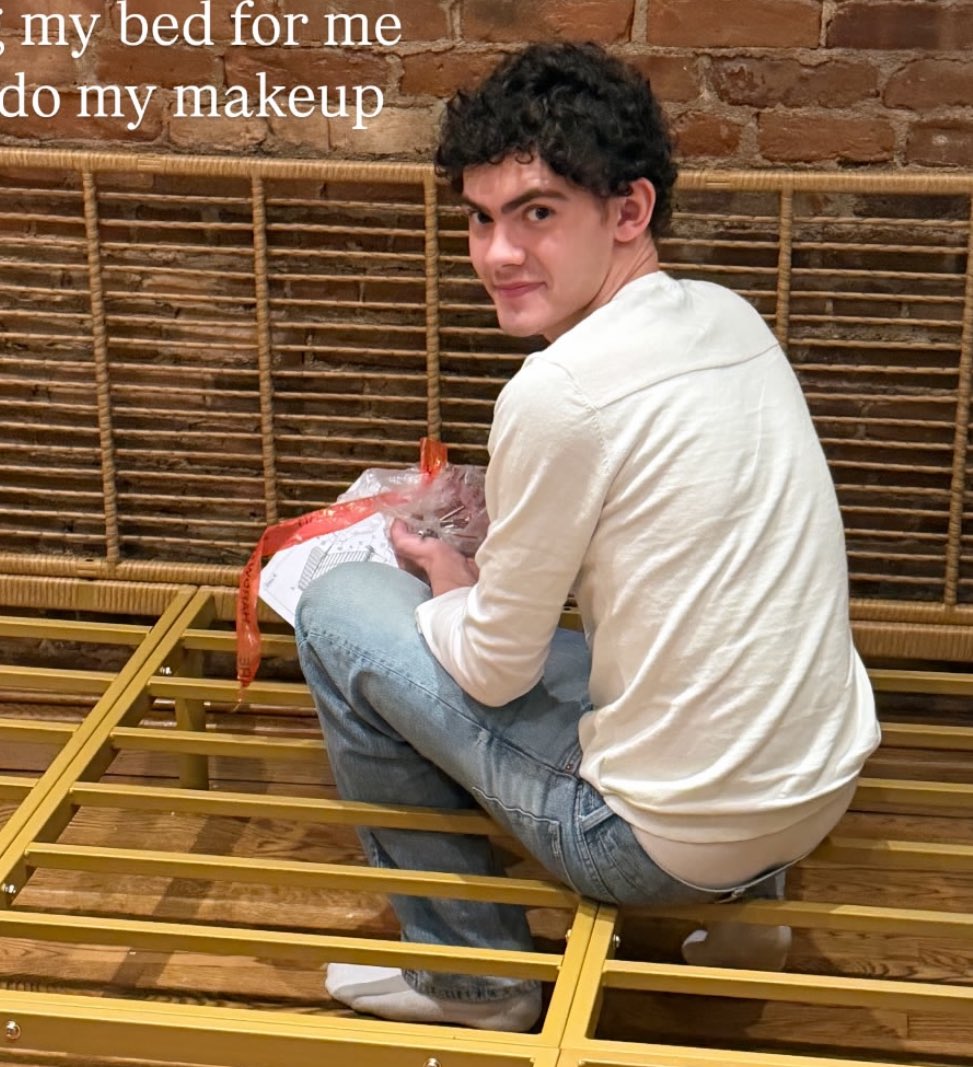 gabheartstopper's tweet image. he so pretty and cute and his hair so fluffy #ugh