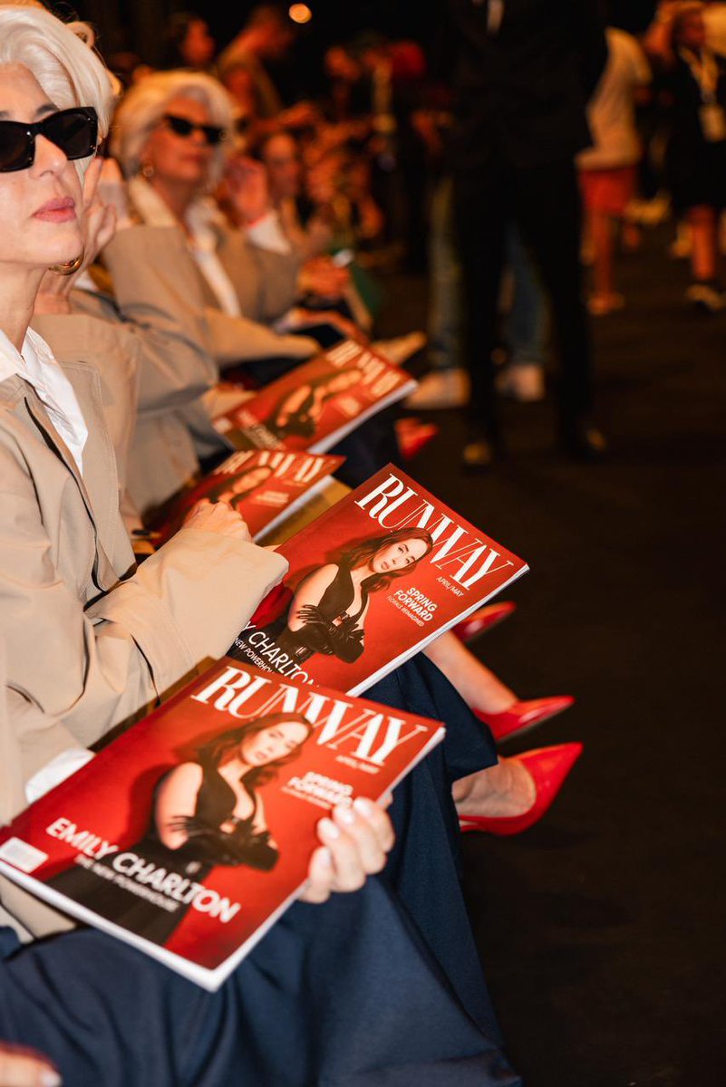 almanaquedisney's tweet image. THAT’S ALL! 😂👠 Várias Mirandas Priestly ocuparam a primeira fileira do Rio Fashion Week nesta sexta-feira, em uma ação promocional da Disney para divulgar ‘O Diabo Veste Prada 2’.

O filme estreia dia 30 de abril nos cinemas.