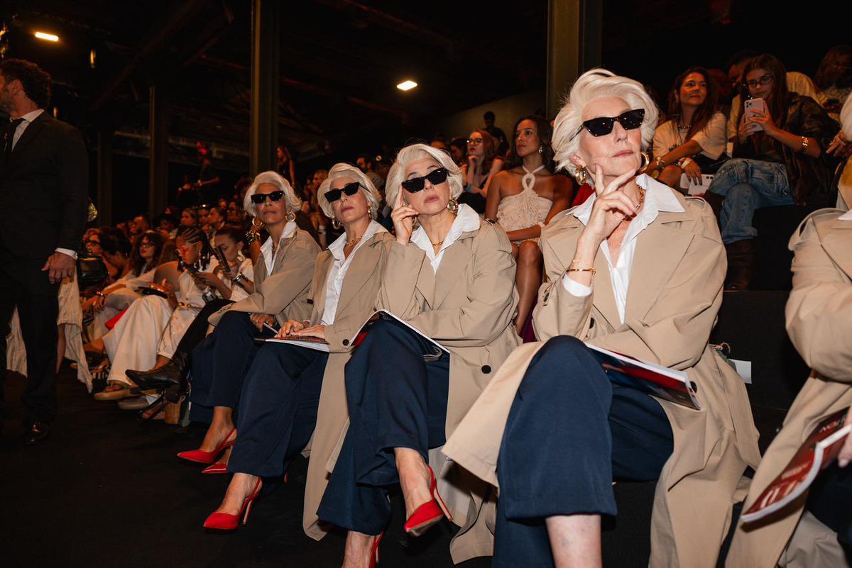 almanaquedisney's tweet image. THAT’S ALL! 😂👠 Várias Mirandas Priestly ocuparam a primeira fileira do Rio Fashion Week nesta sexta-feira, em uma ação promocional da Disney para divulgar ‘O Diabo Veste Prada 2’.

O filme estreia dia 30 de abril nos cinemas.