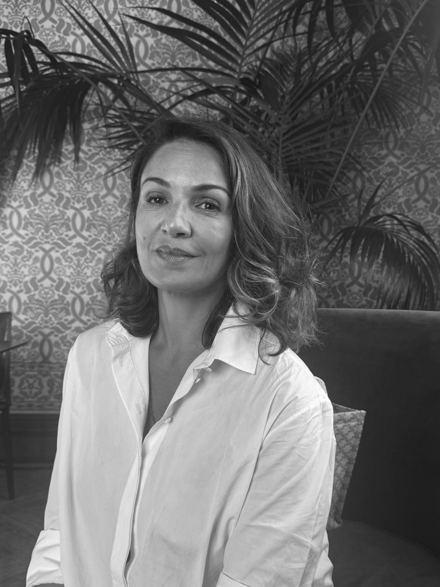 Lubiie's tweet photo. Adieu Nadia Farès 🕊️
Rencontrée et interviewée alors qu’elle était la présidente du festival CreaTVty 2024, Nadia Farès a davantage marqué le cinéma que la télévision où on l’a vue dans La Promesse ou Luther et plus récemment l’unitaire Les Siffleurs en 2023.
La comédienne décède à 57 ans suite à un malaise dans une piscine….