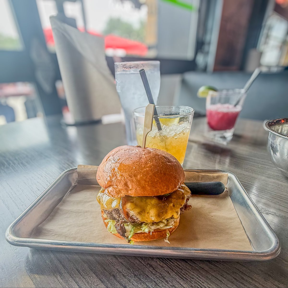 CrystalStayCool's tweet image. Hopdoddy date today 🔥 Tried the Goodnight Good Cause burger with grass-fed beef 🍔, Tillamook cheddar 🧀, caramelized onions, 🍯 jalapeños 🌶️ &amp;amp; caffeinated BBQ sauce🔥. Juicy and messy. 😌🍟

#Hopdoddy #Cheeseburger #Foodie #Tx