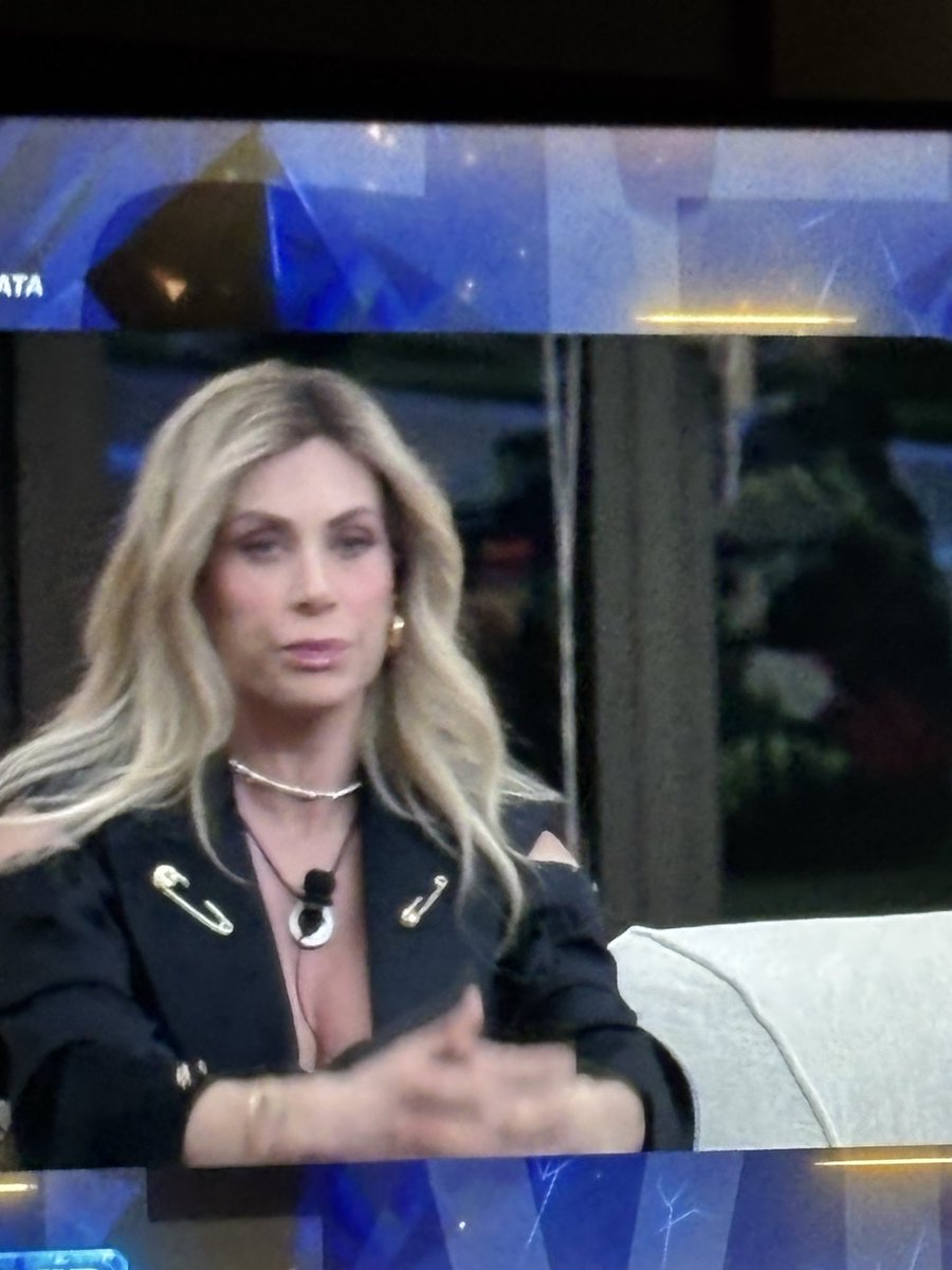 #gfvip
Dopo sto capriccio da gallinella c’è solo una soluzione 
A casa!!!!! 
Sottotitolo del suo discorso è che il pubblico è cretino 
Basta co ste streghe petulanti