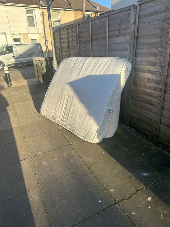 ReformDaily_'s tweet image. 🚶 After campaigning with the Reform Portsmouth team, Jacob Short took a short walk around the Liverpool Road area in Fratton following reports of fly-tipping 

✅ 3 incidents reported to Portsmouth City Council

#ReformUK #Portsmouth #Fratton #LocalAction [@JacobS4Fratton]