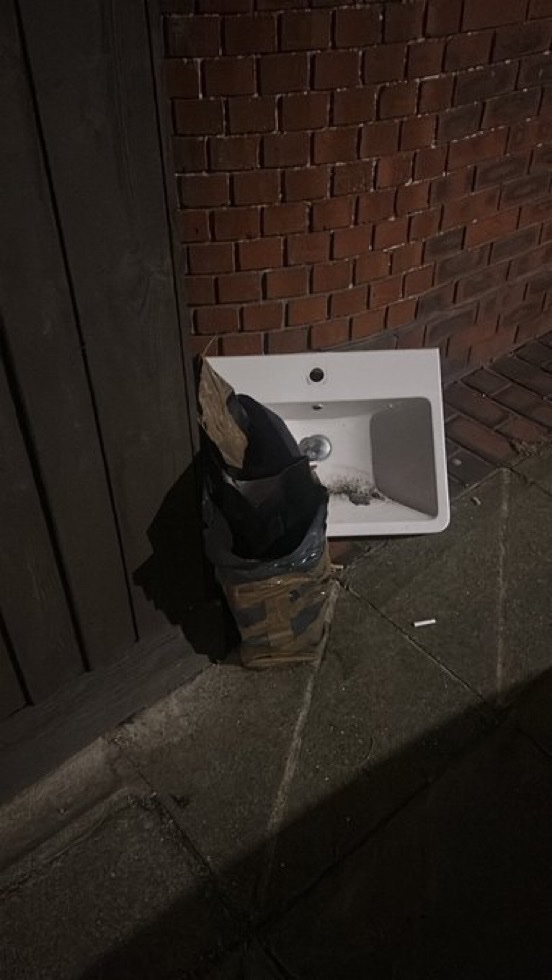 ReformDaily_'s tweet image. 🚶 After campaigning with the Reform Portsmouth team, Jacob Short took a short walk around the Liverpool Road area in Fratton following reports of fly-tipping 

✅ 3 incidents reported to Portsmouth City Council

#ReformUK #Portsmouth #Fratton #LocalAction [@JacobS4Fratton]