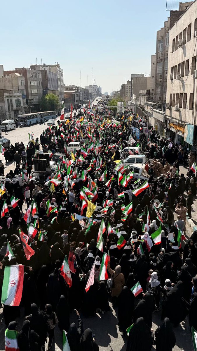 آمدند… دختران این سرزمین؛
با دل‌هایی مؤمن، با غیرتی روشن، با عهدی تازه؛
برای اعلام بیعت با رهبر انقلاب در برابر جهان.
#دختران_جانفدای_ایران
#زینب_زمانه