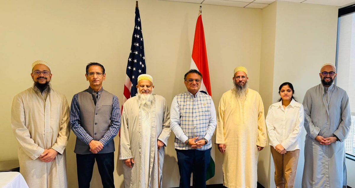 CGILosAngeles's tweet image. On April 17, 2026, CG @drkjsrini met #DawoodiBohra Community SoCal representatives from #LosAngeles &amp;amp; #OrangeCounty. Discussions covered collaboration in various fields including promoting trade &amp;amp; investment
@Bohras_USA @MEAindia @IndianEmbassyUS @IndianDiplomacy @Dawoodi_Bohras