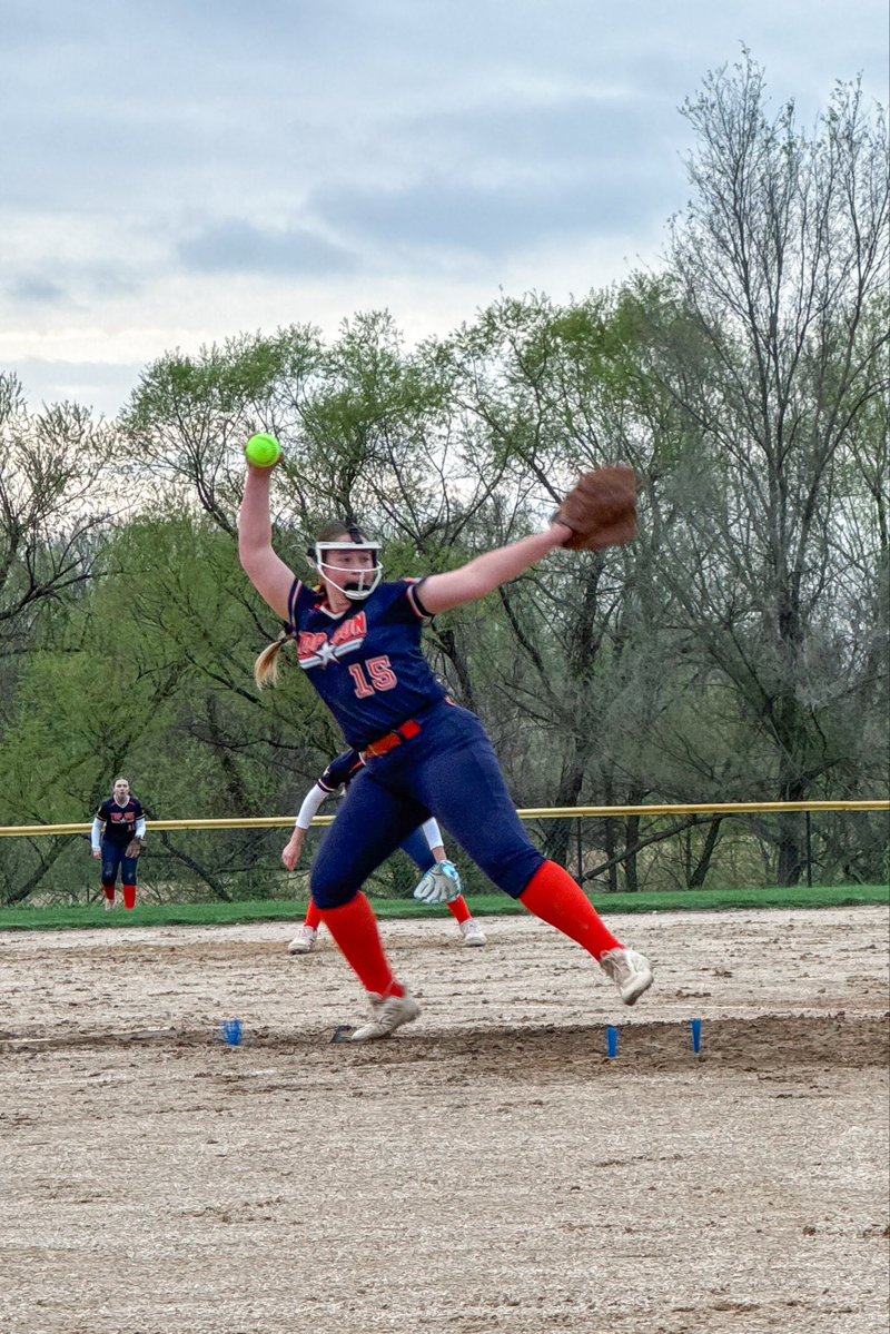 ReaghanB15_2030's tweet image. Glad to be back at the fields for our 1st tourney last weekend. All the hard work over winter was showing our first weekend out! 

We went 4-1-1, making the gold bracket and winning our first bracket game 7-3 before getting rained out the rest of the day. 

I went .500 at the