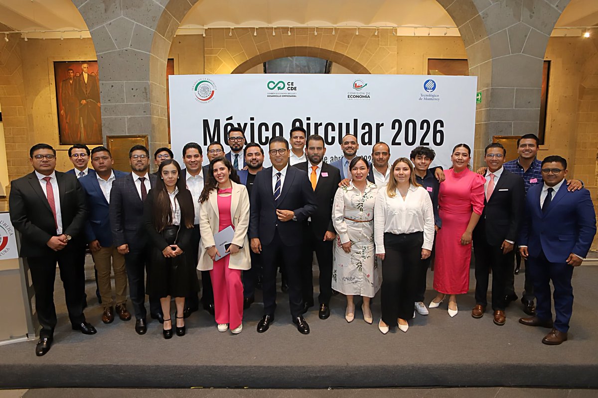 No me queda más que agradecer a todas y todos los que participaron en este primer gran Foro de #EconomíaCircular en el <a href="/senadomexicano/">Senado de México</a>. De manera muy especial, reconozco a mi equipo de trabajo: su compromiso, entrega y profesionalismo hicieron posible que este foro fuera un