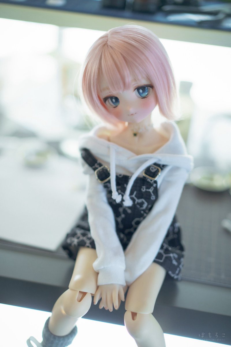 yururimidori's tweet photo. 机に座っているお人形さん https://t.co/yze4cMUaKs