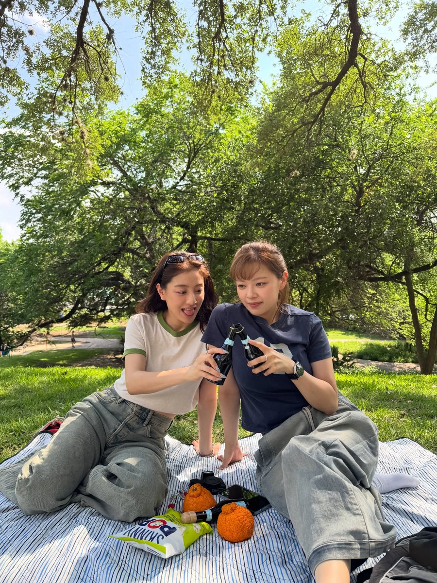 JEONGYEON AND JIHYO PICNIC DATE