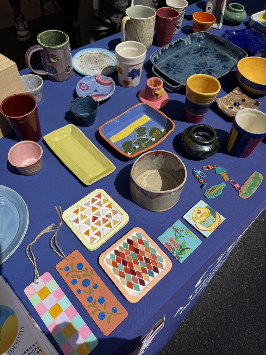 peach pastry w green tea in a muguet cup (well yes everything reminds of hina🍑) + my favorite vendor @ the farmers market..