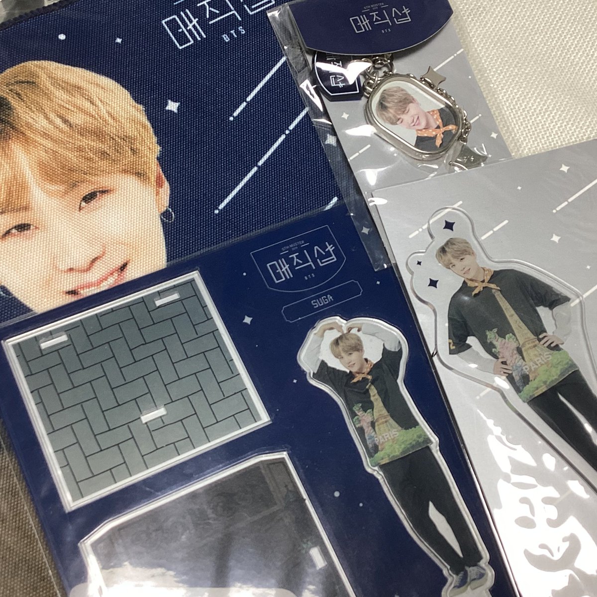 __0v0_____'s tweet photo. 방탄 슈가 매직샵 굿즈 양도

일괄 3.5
https://t.co/H8wAQqNIob

반택 (+0.3)
일반택배 (+0.45)

bts pc sell 포토카드 love yourself 남준 석진 윤기 호석 지민 태형 정국 rm jin suga jhope jm v jk answer 아리랑 고양콘 arirang 일본 jp 프포 magicshop 포토프롭 플래그 키링 아크릴 스탠드 https://t.co/RUSP26F3DA