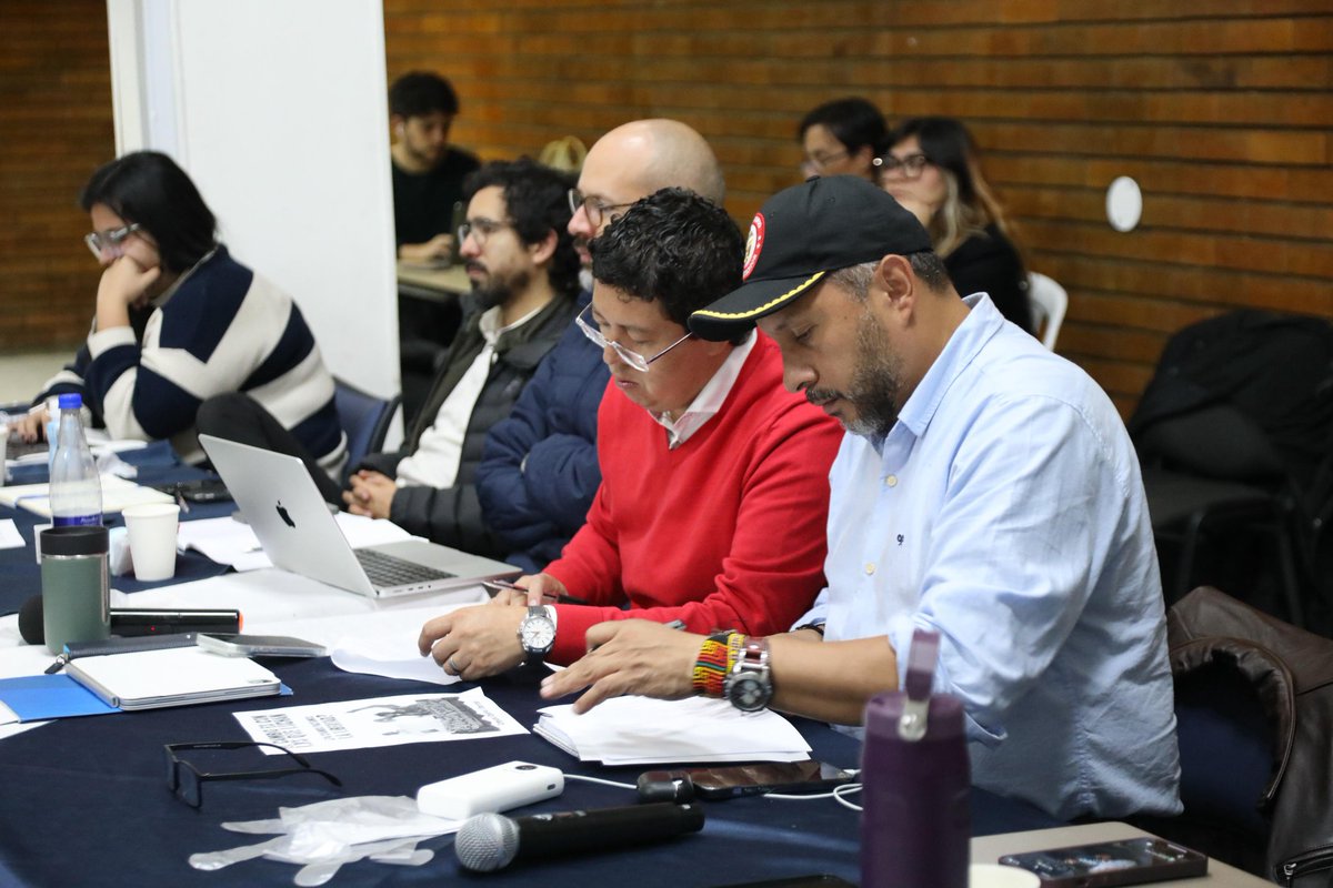 Tras una jornada de concertación entre el Viceministro <a href="/GabrielRondonO/">Gabriel Rondón</a>, @MinJusticiaCo, <a href="/DefensoriaCol/">Defensoría del Pueblo</a> y <a href="/PGN_COL/">Procuraduría General de la Nación</a>, se logró el levantamiento del bloqueo en la sede del Ministerio de Justicia.