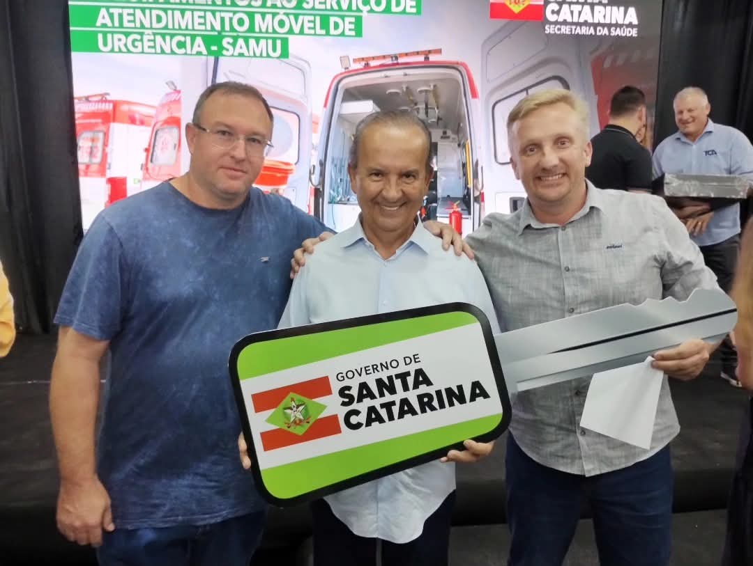 Rtabarelli's tweet photo. Representei o Pref. Oscar, no evento de entrega de veículos e equipamentos para equipes do SAMU de todo estado. O município de Imbuia foi contemplado com uma ambulância Mercedes Sprinter 0km, e uniformes para equipe. Em breve o SAMU base de Imbuia entra em operação. #samuimbuia https://t.co/7Zqc0U68Oh