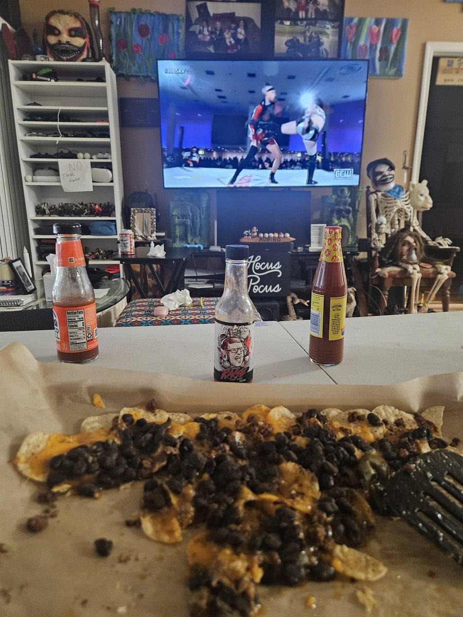 heshere316's tweet image. Enjoying #jbbsxv with some great nachos &amp;amp; as always @davidlagreca1 hotsauce from @GeminiCrow let's enjoy the #Wrestlemaina Holiday! #BustedOpen247 #BustedOpenNation #FloridaChapter @BustedOpenRadio @GCWrestling_ #gcw #Bloodsport