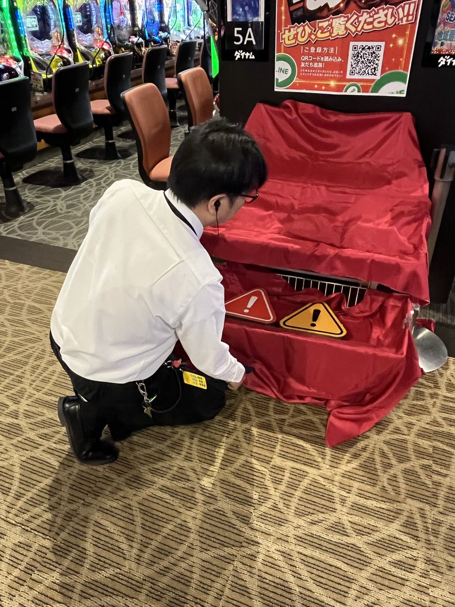 dynam_Next's tweet image. 緊急で撮影しているんですけど📸
Nextが珍しく開店準備しているので
写真を撮ってブロック長にアピします

もちろんお客様にも素直に人気がでる様に
今日も抽選からお出迎え😊

合言葉はNext👉

＃ダイナム　＃Next　＃決戦