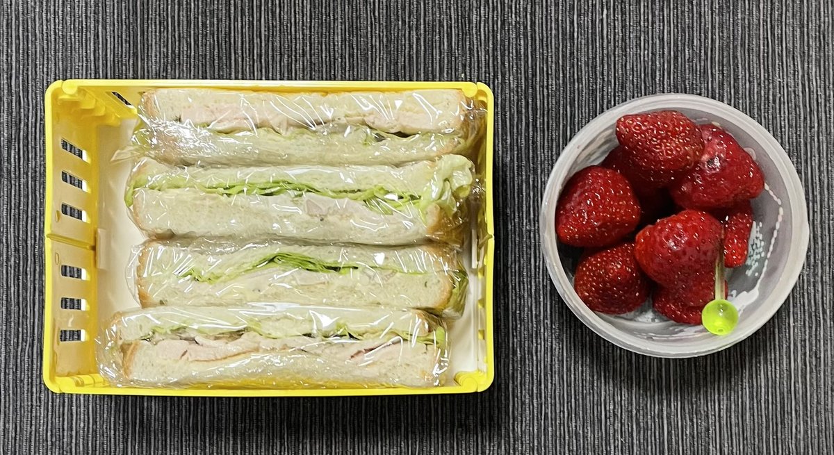 ああ土曜のお弁当　鶏ハムとレタスのサンドイッチ、🍓ベリーポップすず

3か月でマスターする西洋美術、中世回でした。キリスト教美術が、地下墓地から始まって教会で花開いたという流れが熱かったです。ついでに今、私らが書く小説や絵が全部、ある宗教的規範のためだったらどんなかなって考えてた。
