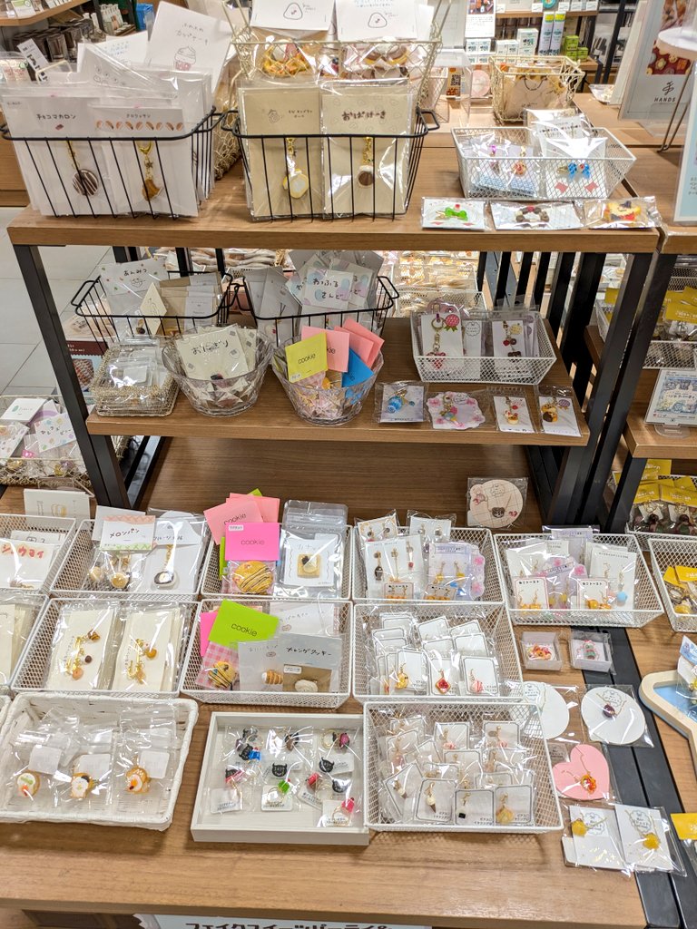 22日目 
今日から後半がスタートです✨
🩷  #フェイクスイーツパーティ &amp;
春のクラフトマーケット
︎🌸3月28日(土)〜5月6日(水)
🧁  #ハンズ札幌店  東急百貨店8階
🧸10:00〜20:00 

一部作家さんが入れ替わりましたのでぜひ店頭でご覧くださいませ😊

ご来店お待ちしております🩷