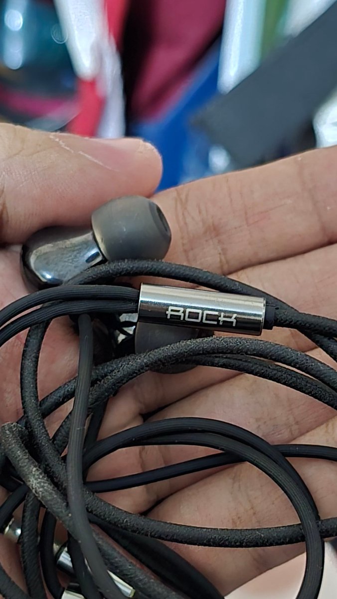 Zainal_AN's tweet image. Jadi handsfree kabel dengan durasi pemakaian terlama sebelum mati sebelah. 4 tahun 👌 #audiophile