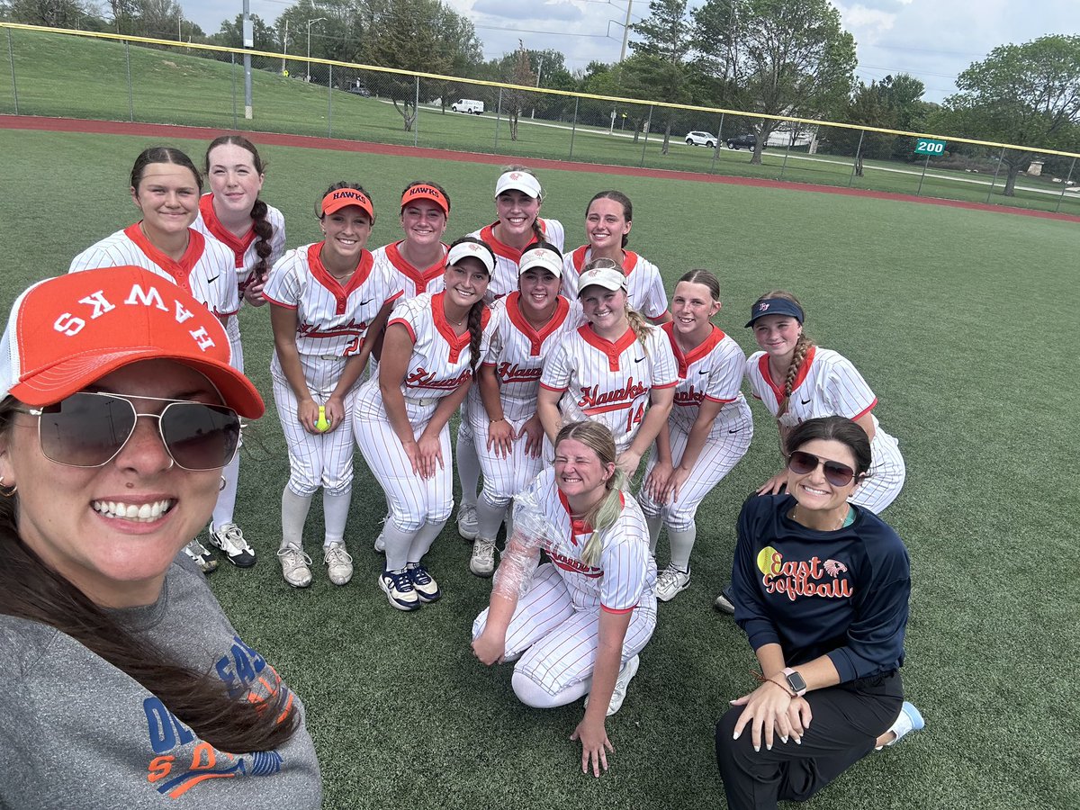 oehawkssoftball's tweet image. Not the way we hoped the day would go, but still so much to celebrate! @kjacquinot2028 hit another 💣 and @adaschweller reached her 500th career strikeout! We are so proud of the fight this team has! No matter what, we’re in it together! #Team&amp;gt;Self 💙🥎🧡