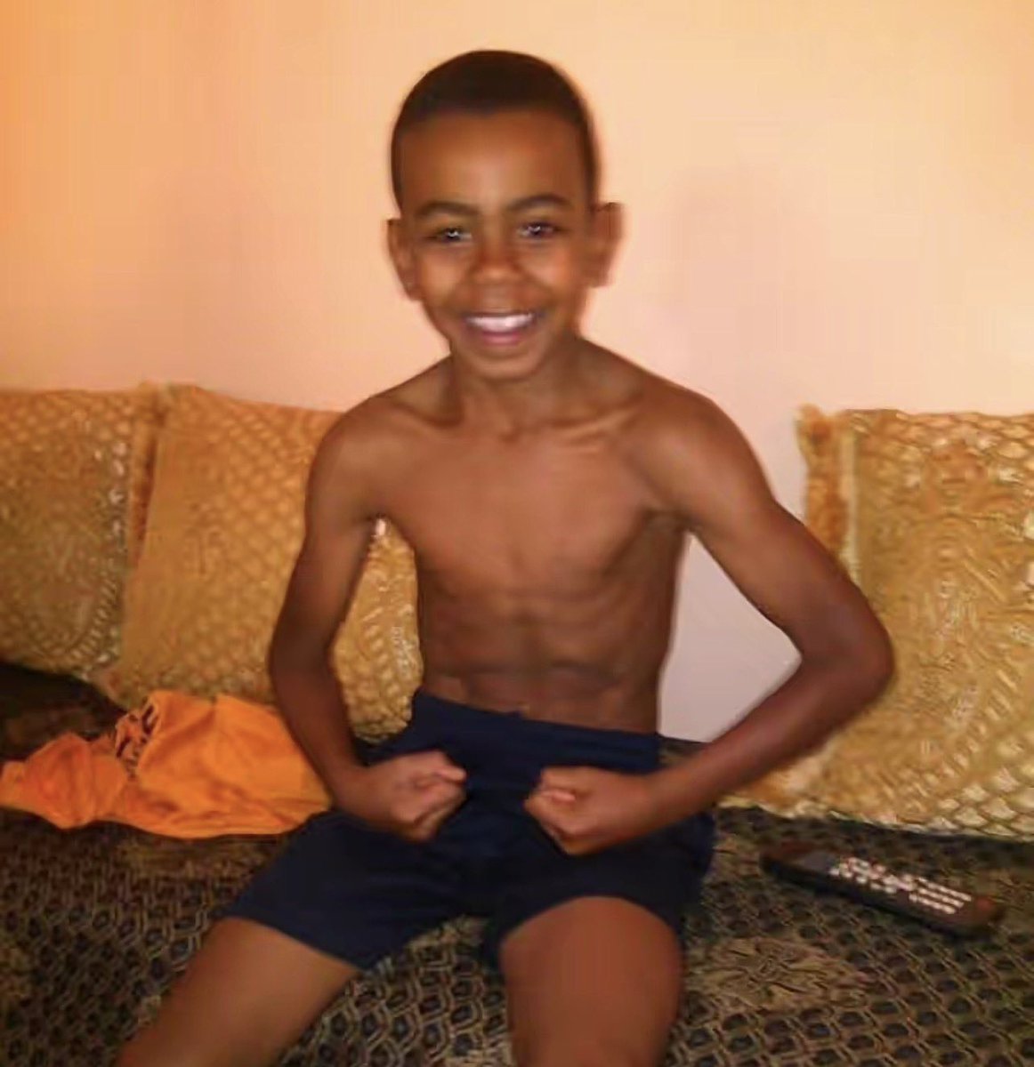 قــمــر tweet media