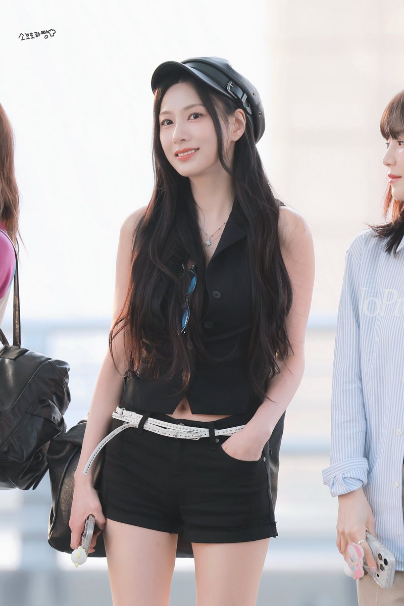 soborohabbang's tweet image. 260418 인천공항 출국 프리뷰

빵 + 모자 =진리 &amp;amp; 미쳤음🤩😍
제 최애착장이에요 여러분😭💛

#에이핑크 #오하영 #Apink #Hayoung