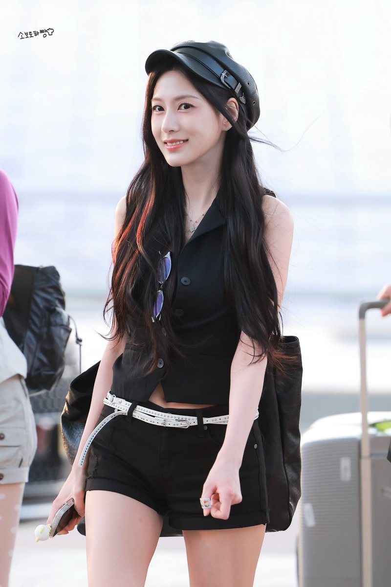 soborohabbang's tweet image. 260418 인천공항 출국 프리뷰

빵 + 모자 =진리 &amp;amp; 미쳤음🤩😍
제 최애착장이에요 여러분😭💛

#에이핑크 #오하영 #Apink #Hayoung