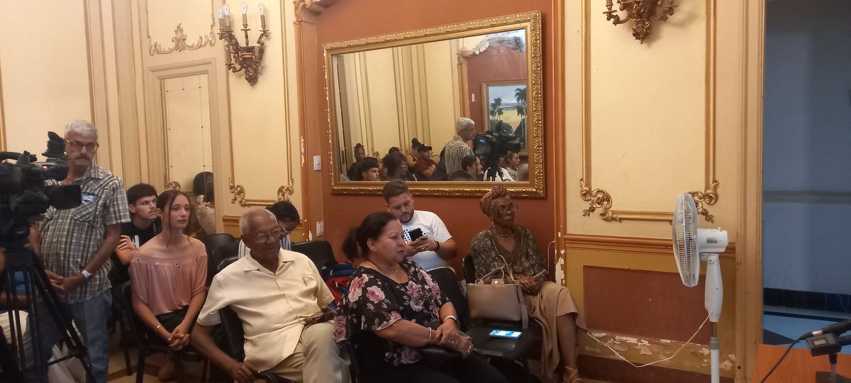 TeresaBoue's tweet photo. Hoy en #ACNU representantes d varias Organiz. d la sdad civil, desde sus propias experiencias, apoyamos las palabras y denuncias del Pte @DiazCanelB contra el #Bloqueo y su convocatoria al Movimiento nacional e lnternacional para dar a conocer la realidad 🇨🇺
#MujeresEnRevolución https://t.co/rMOxFLmF1I