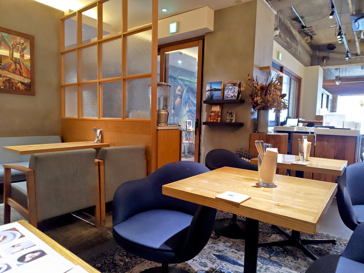 mitsuo1977's tweet photo. 自由が丘、
LATTE GRAPHIC 自由が丘店 で静かな朝活。駅すぐの洗練された空間。
間接照明の柔らかな光がほどよく落ち、���楽が静かに流れる店内で、土曜の朝をゆったりと味わう。店員さんおすすめの「ビッグブレッキー」をオーダー。
オーストラリアの朝食文化をそのままに、ソーセージ、ベーコン、卵、野菜が一皿に美しく盛り込まれたボリューム満点のプレート。
朝からしっかりとした満足感がありながら、素材のバランスが上品で心地よい。この落ち着いた雰囲気が、週末の朝にぴったり。朝７時開店なのも嬉しい　#カフェ活 #LATTEGRAPHIC #自由が丘 #朝活 #ビッグブレッキー