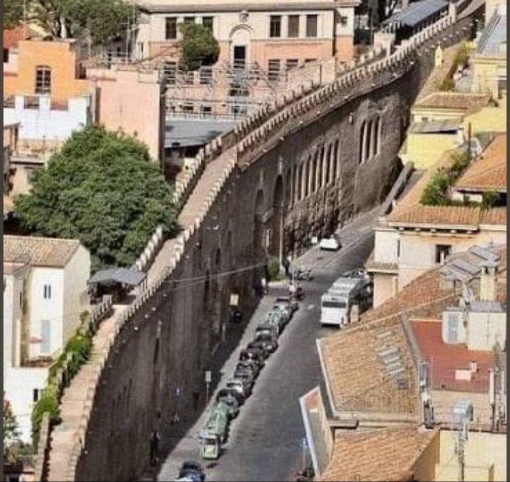 Nota al actual Papa León: Las murallas alrededor del Vaticano fueron ordenadas por el Papa León IV y completadas alrededor del 852 d.C. tras devastadoras incursiones de los invasores árabes musulmanes que saquearon la Basílica de San Pedro. Así que, por favor, no nos dé lecciones