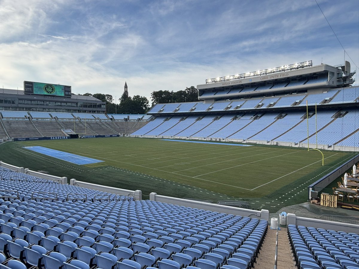 Ryan_Anderson96's tweet photo. Kenan Stadium is ready for some @UNCFootball! Smooth conversion back to a football field and all good to go to finish out spring ball. As always @CarolinaGreenCo knocked it out of the park https://t.co/SnISiaYUAc