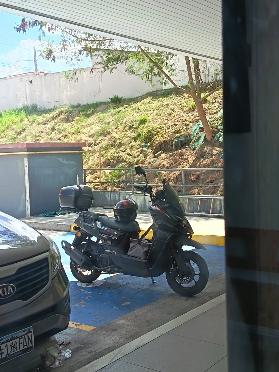 kashuvi30's tweet photo. Motos en estacionamiento para personas con discapacidad https://t.co/dPoPOc3D0z