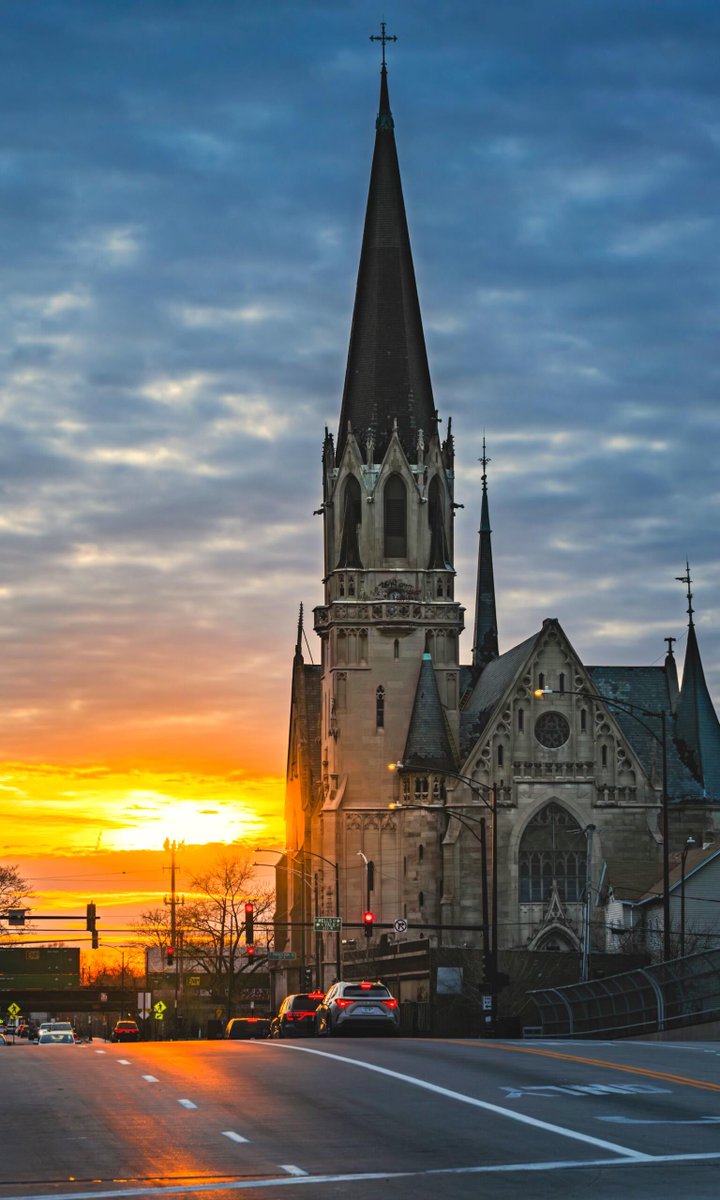 _Skylar_990's tweet image. Ah, that golden glow! St. Martin's spire, the busy street, and that epic sunset. It's the perfect way to end the day in the city. 🌆 This view never gets old! #StMartinOfTours #CityLife #SunsetLovers #GoldenHour