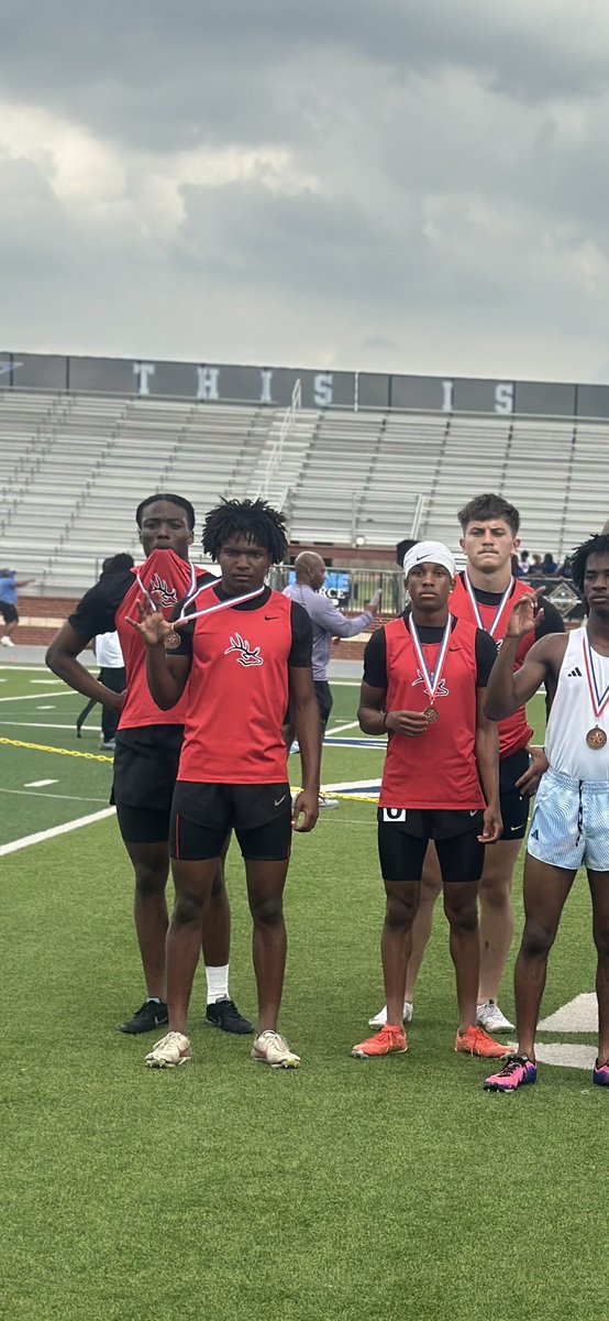 BurlesonTrack's tweet photo. 🚨 💼PACK YOUR BAGS 💼 🚨

BOYS 4x1 ADVANCES TO REGIONALS!

‼️SB/SCHOOL RECORD‼️

 41.3

#USAAGAINSTTHEWORLD

@BHS_FBrecruits @BHSGAthletics @ElkPrincipal @BurlesonSports https://t.co/2SgXatfdcK