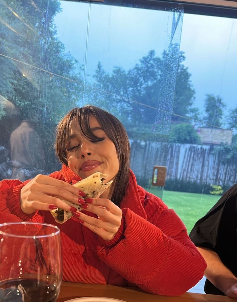 𝐴𝑛𝑡𝑜𝑛𝑒𝑙𝑙𝑎 𝑆𝑖𝑛𝑐𝑙𝑎𝑖𝑟. tweet media