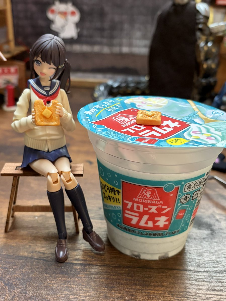 leamonde tweet media