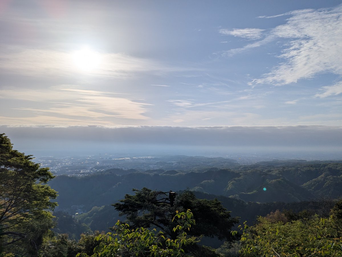 Takao_Tozan's tweet image. おはようございます。 
午前９時現在、高尾山麓、ケーブルカー清滝駅、高尾山駅の天気は「晴」、気温は「１３度」です。 
ケーブルカー、リフトともに通常通り運行しています。
#高尾山 #ケーブルカー #リフト