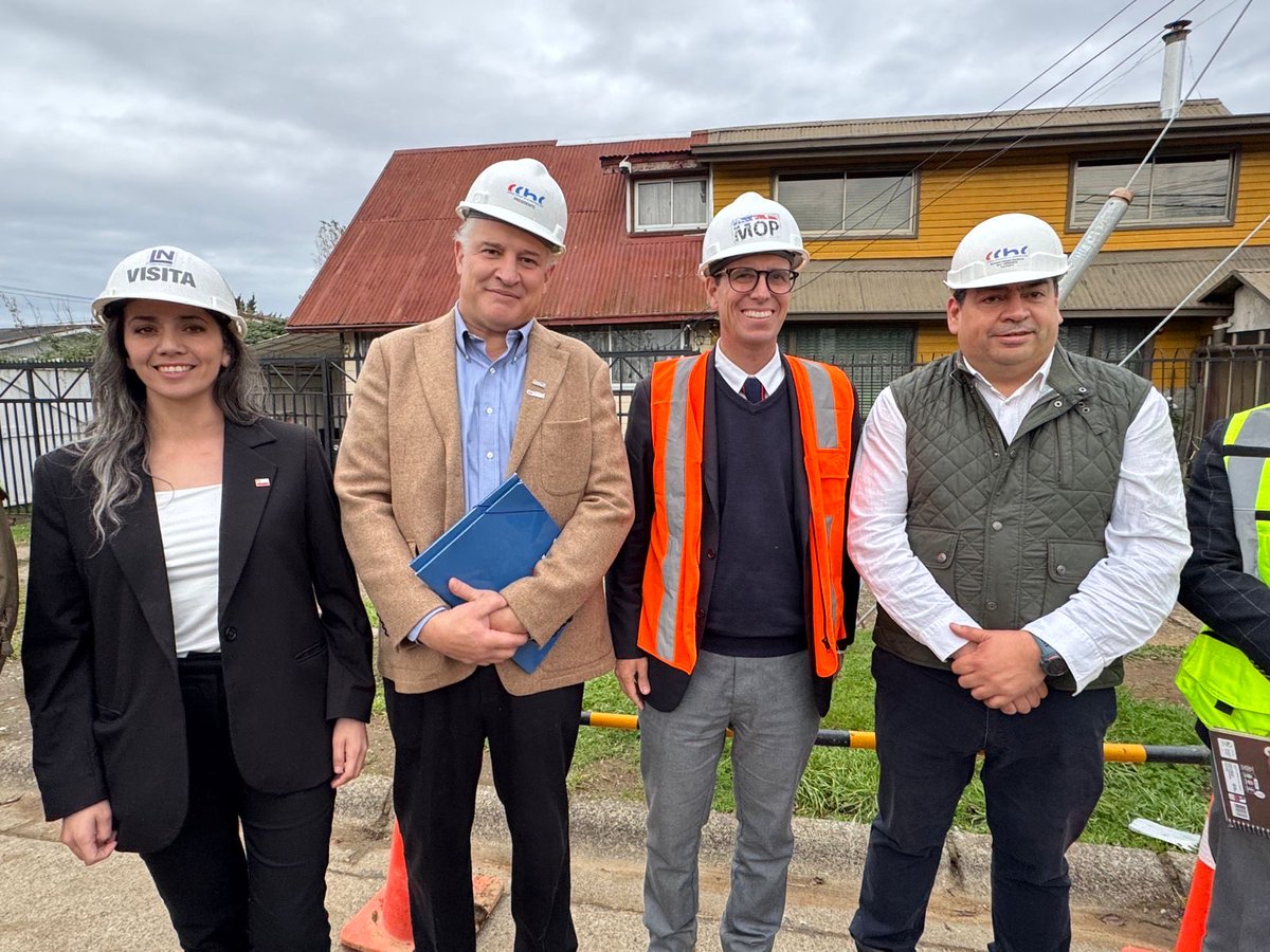 CChCValdivia's tweet photo. 🖇️El presidente de la Cámara Chilena de la Construcción sede #ValdiviaCL, Pedro Matamala, junto al past presidente, Fernando Vásquez, se reunieron con el ministro de Obras Públicas, Martín Arrau, en el contexto de su visita a Los Ríos. https://t.co/CgTeqyLmNH