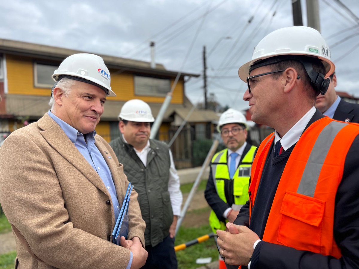 CChCValdivia's tweet photo. 🖇️El presidente de la Cámara Chilena de la Construcción sede #ValdiviaCL, Pedro Matamala, junto al past presidente, Fernando Vásquez, se reunieron con el ministro de Obras Públicas, Martín Arrau, en el contexto de su visita a Los Ríos. https://t.co/CgTeqyLmNH