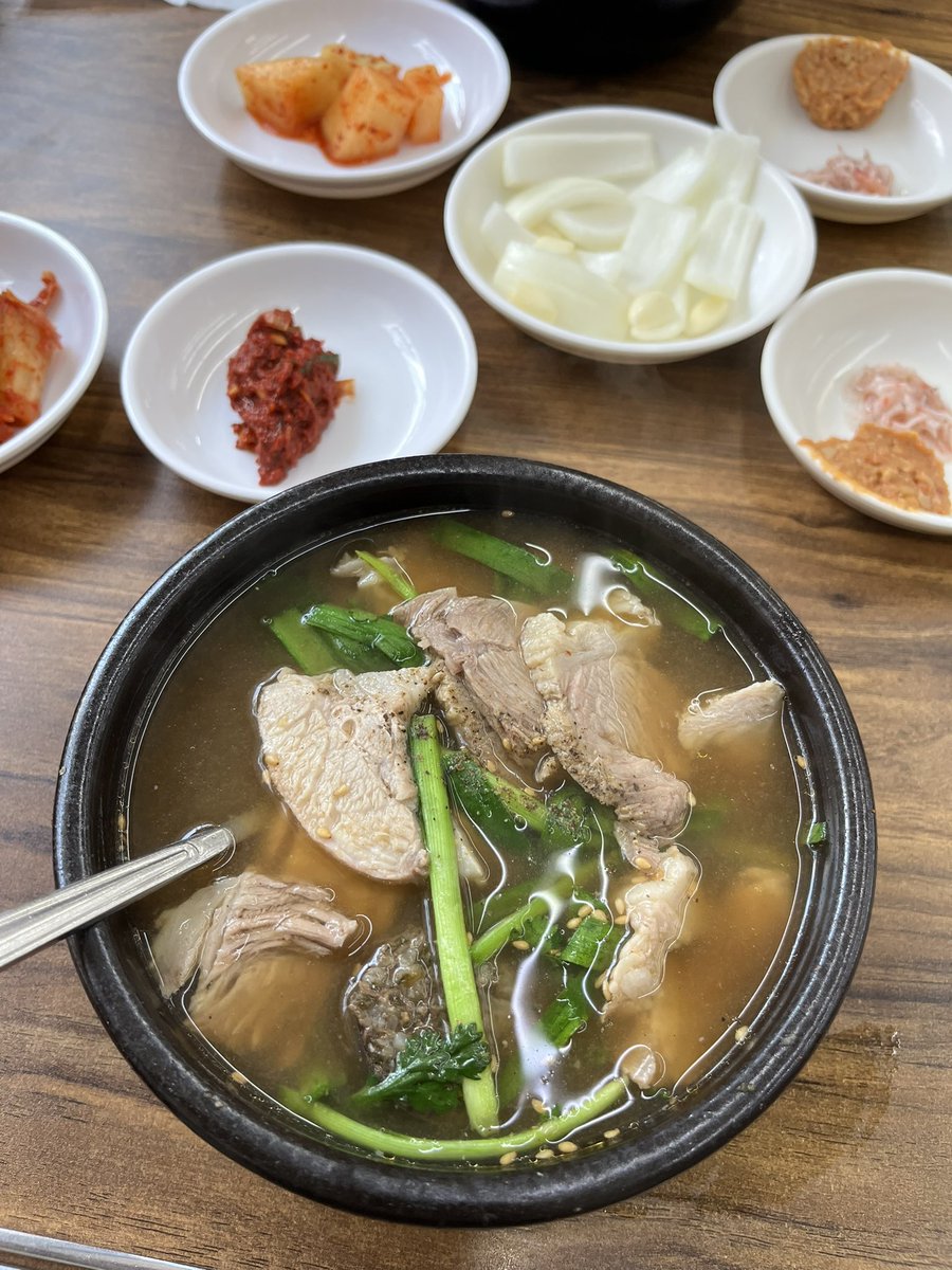 moomoomk's tweet photo. グルメイト🇰🇷は釜山の신창국밥。
デジクッパ。

冷飯をスープで温めるトリョム토련って
初めて食べた。
少し薬草の味がするスンデと
分厚くて柔らかい豚肉。
韓国飯ってなんでこんな美味しいの。

目の前を歩いてたアジョシが
クッパ屋に入るなり
シギョン席に座られました。
そこに座りたかった、、😭 https://t.co/oLSk0gET4M
