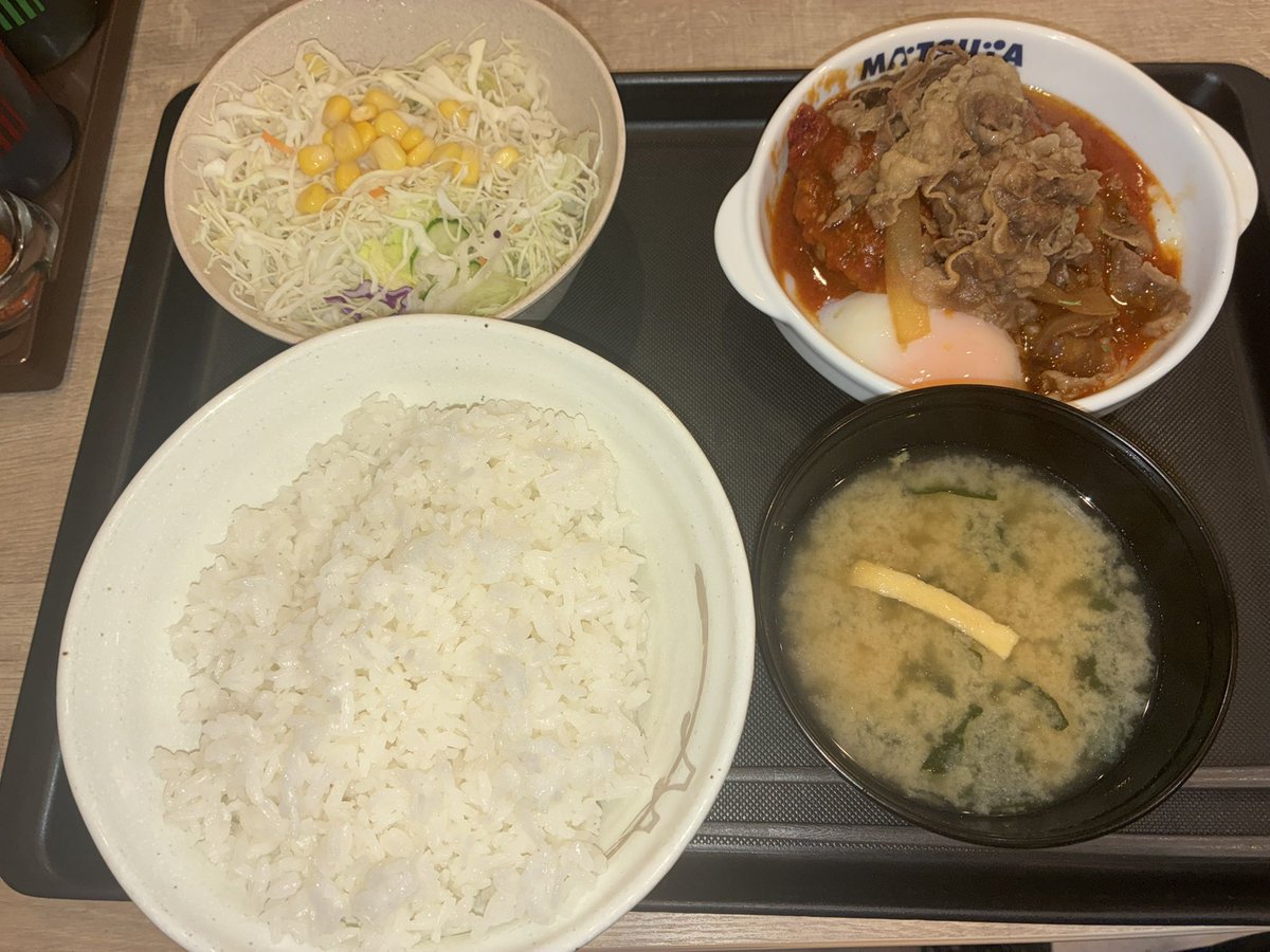 今日も
京王線　仙川駅近くの
スーパーでバイト

その前に
松屋　仙川店　へ

牛肉あいがけうまトマハンバーグ定食
を頂きました
#松屋
#牛肉あいがけうまトマハンバーグ定食