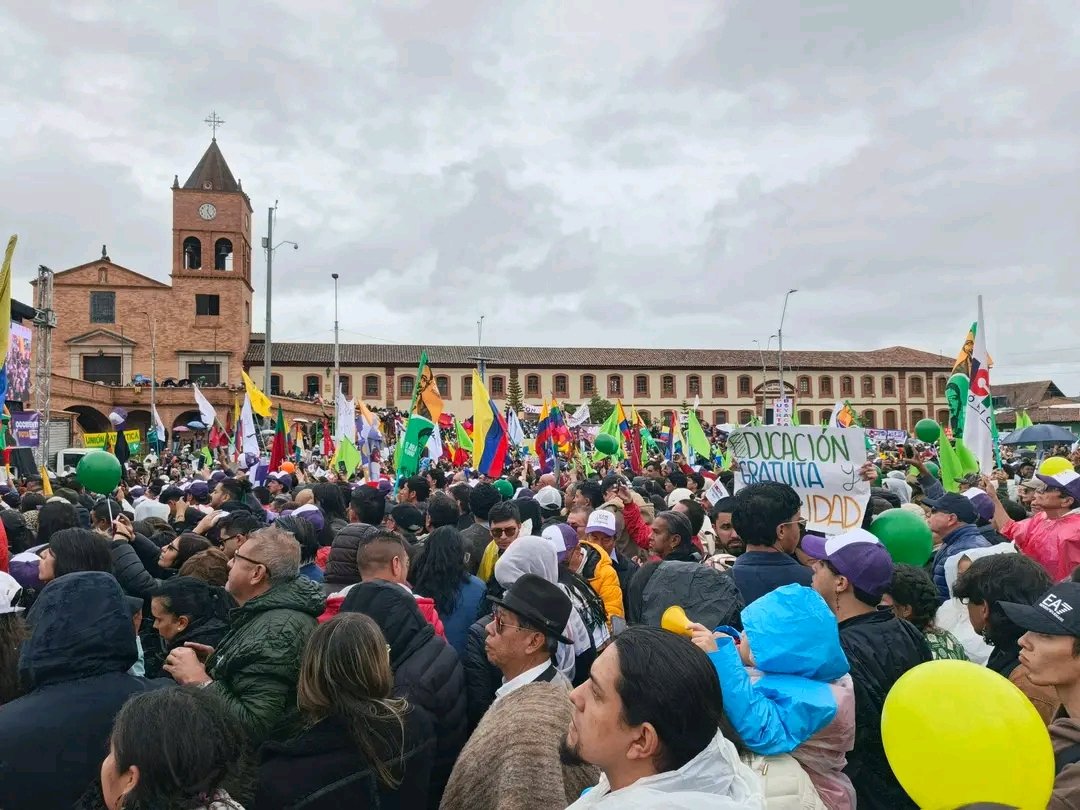 El que llena la plazoleta de las nieves, se convierte en presidente, Cepeda es el pueblo.