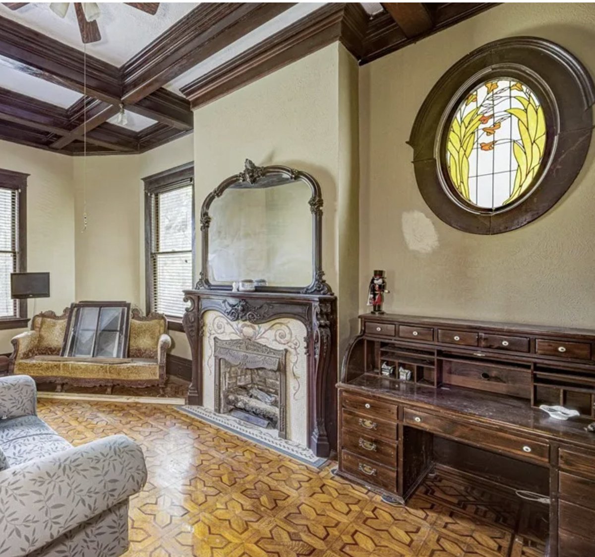 oldhouseunder50's tweet image. $160K.  c.1890 jaw-dropping #Mississippi #home is adorned with exquisite parquet floors, eight fireplaces each featuring uniquely crafted mantels, and impressively high ceilings throughout.  oldhousesunder50k.com/brick-c-1890-j…