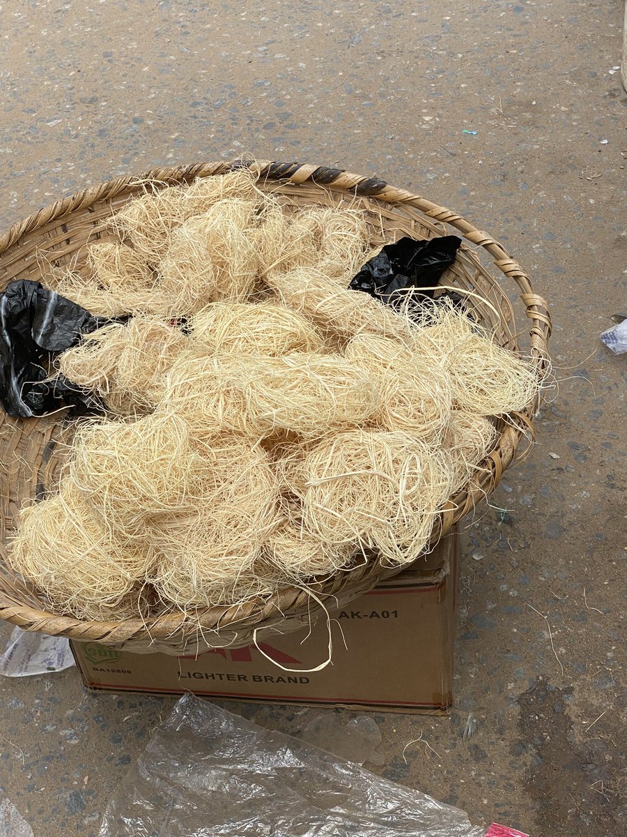 Here’s a natural Japanese translation:

日本のヘチマのように、アフリカ（ナイジェリア）にも私たち独自のローカルスポンジがあります。
それはメッシュのような素材でできています。
日本の皆さんもこれで体を洗ってみたいですか？😉